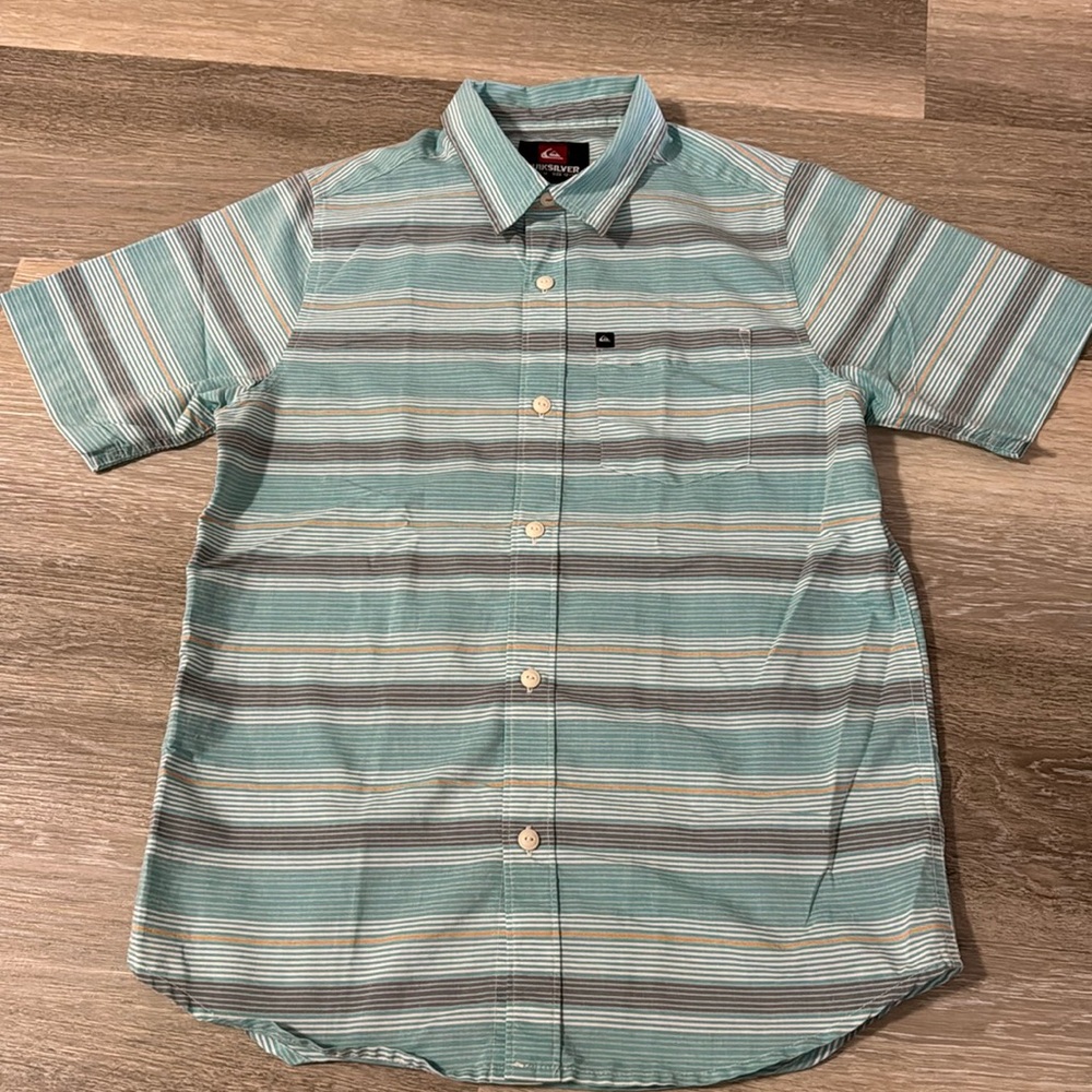 EUC Boys Quiksilver button down shirt Size M (10-14)